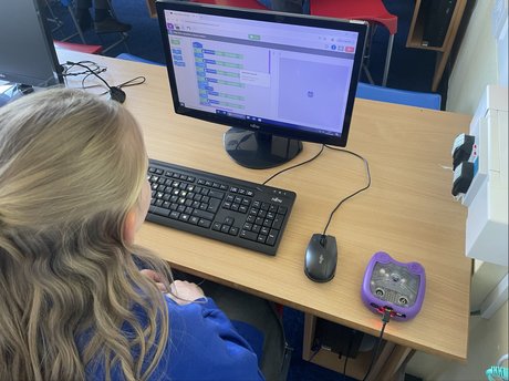 Girl using 2Code and Mai-z Mousebot in class